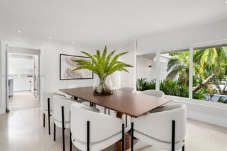 7155 Los Pinos Blvd in Coral Gables, FL - Foto de edificio - Building Photo