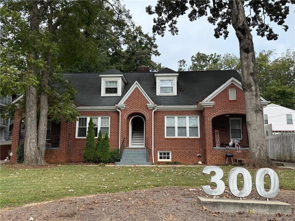 300 Forrest Ave in Gainesville, GA - Building Photo