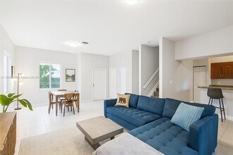 2730 SW 26th St in Miami, FL - Building Photo - Building Photo