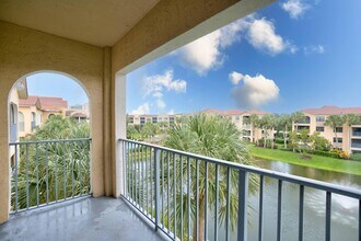 100 Uno Lago Dr in West Palm Beach, FL - Building Photo - Building Photo
