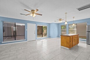 7316 Overton St in Hitchcock, TX - Building Photo