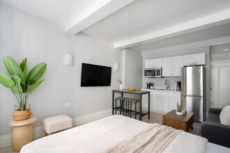 240 W 73rd St in New York, NY - Building Photo - Building Photo