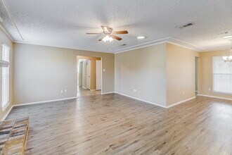 1350 Greenbriar Ln in Lancaster, TX - Building Photo - Building Photo