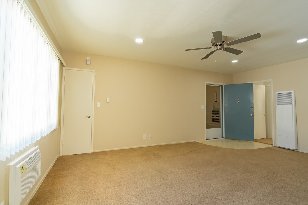 256 S Doheny Dr in Beverly Hills, CA - Building Photo