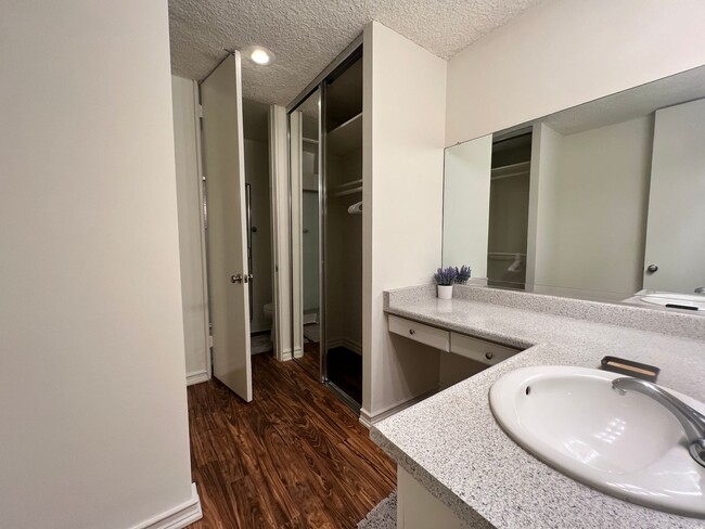 6400 Green Valley Cir in Culver City, CA - Foto de edificio - Building Photo