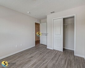 9588 Hood Rd in Jacksonville, FL - Foto de edificio - Building Photo