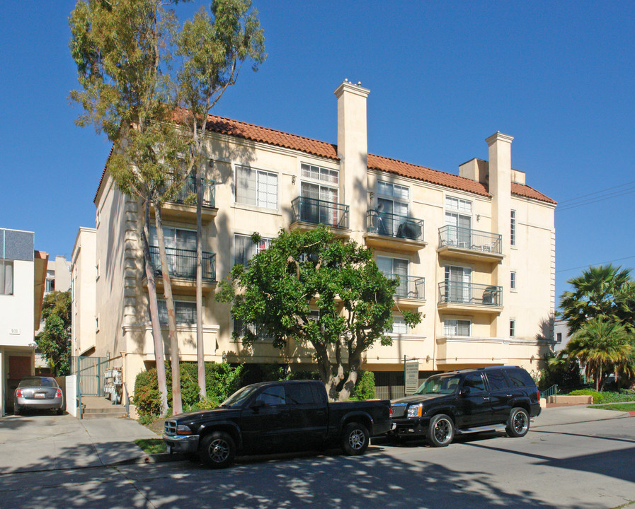 901 S Sherbourne Dr in Los Angeles, CA - Building Photo