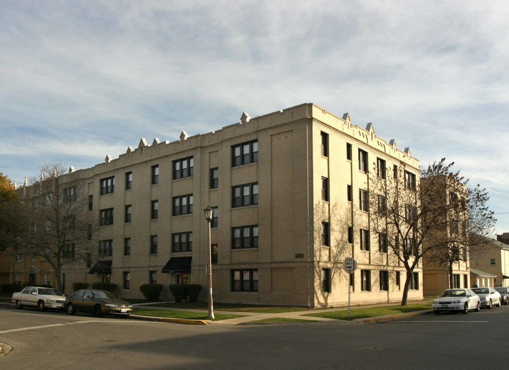 Grove Apartments in Berwyn, IL - Building Photo