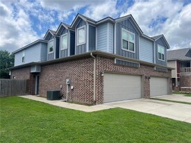 1211 N Sicily Ln in Fayetteville, AR - Building Photo