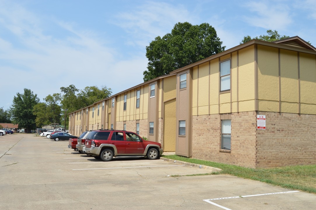 Mockingbird Place Apartments in Hooks, TX - Building Photo