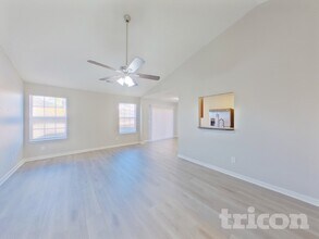 162 Cogburn Rd in Columbia, SC - Foto de edificio - Building Photo