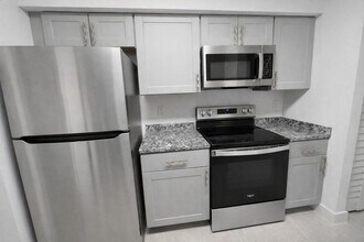 8657 SW 5th St, Unit 201 in Pembroke Pines, FL - Building Photo - Building Photo