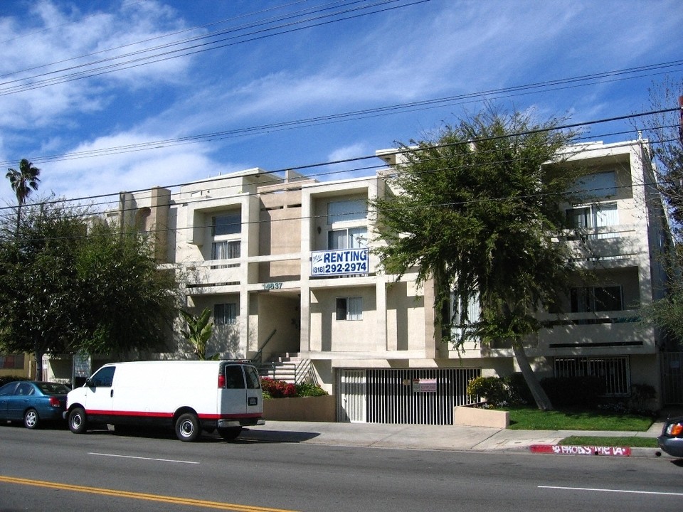 14637 Magnolia Blvd in Van Nuys, CA - Building Photo