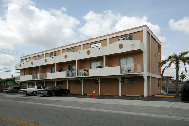 298 E 4th St in Hialeah, FL - Building Photo - Building Photo