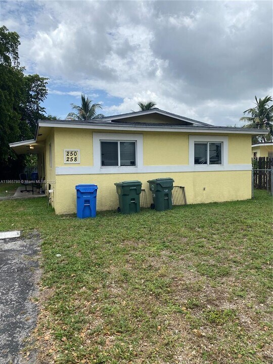 258 NE 41st St in Oakland Park, FL - Building Photo