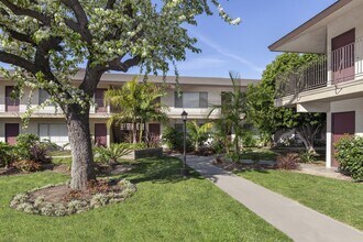 Casa De Portola Apartments in Garden Grove, CA - Foto de edificio - Building Photo
