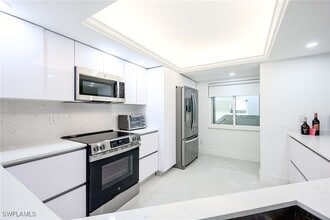 592 Beachwalk Cir in Naples, FL - Foto de edificio - Building Photo