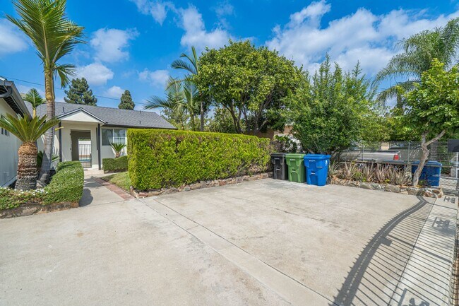 11229 Blythe St in Los Angeles, CA - Building Photo - Building Photo