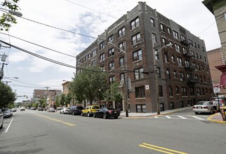 809 New York Ave in Union City, NJ - Foto de edificio - Building Photo