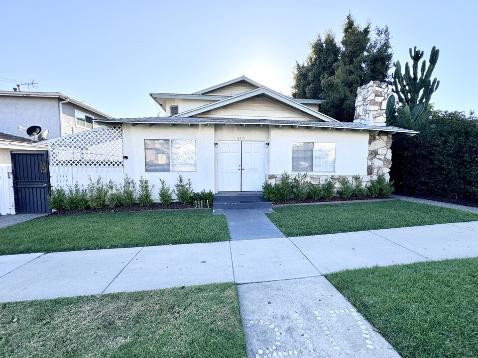 2117 Locust Ave in Long Beach, CA - Building Photo