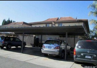 906 S Garfield St in Lodi, CA - Building Photo - Building Photo