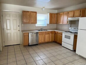 1118 W Goodwin St in Pleasanton, TX - Building Photo - Building Photo
