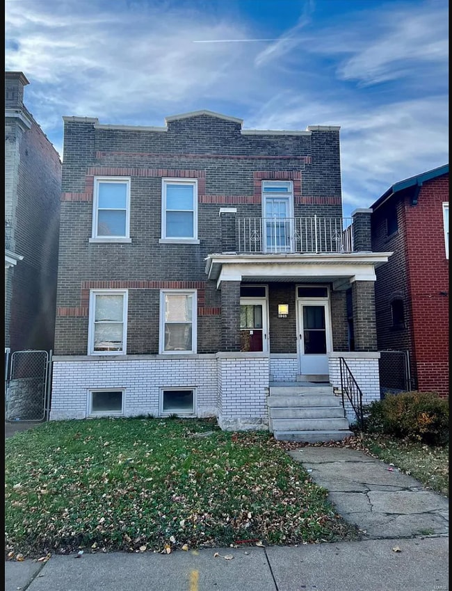 3949 S Grand Blvd, Unit 2nd floor