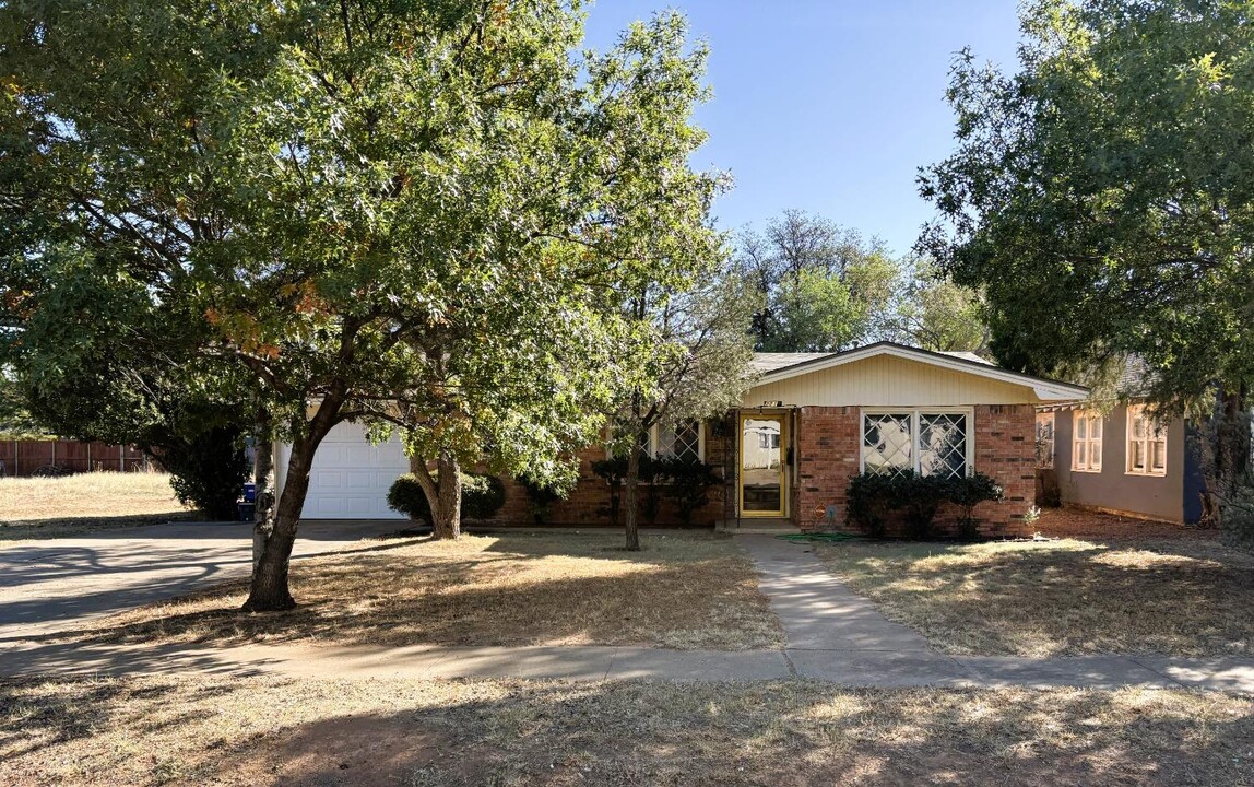 2215 36th St in Lubbock, TX - Building Photo