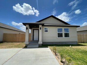 1525 Estudiantes Dr in Laredo, TX - Building Photo - Building Photo