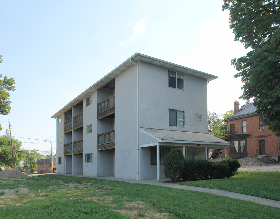 66 E 8th Ave in Columbus, OH - Building Photo