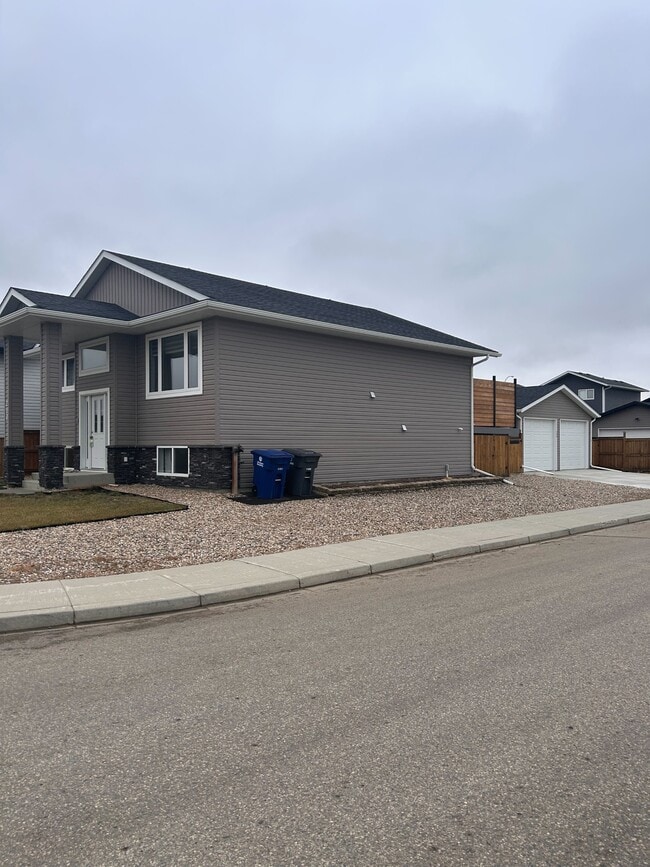 200 Reddekopp Ln in Warman, SK - Building Photo - Building Photo