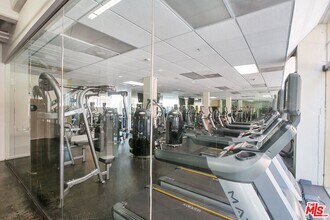 746 S Los Angeles St in Los Angeles, CA - Foto de edificio - Building Photo