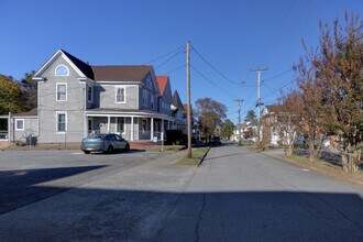 127 Clay St, Unit B in Suffolk, VA - Foto de edificio - Building Photo