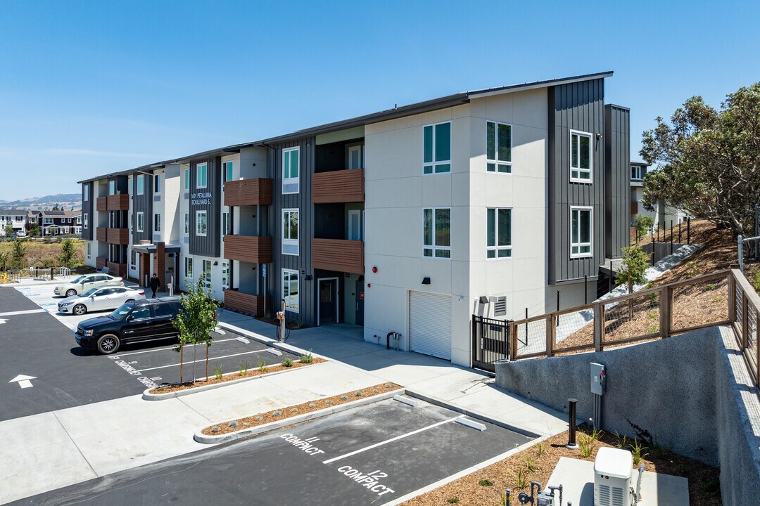 Petaluma River Place in Petaluma, CA - Building Photo