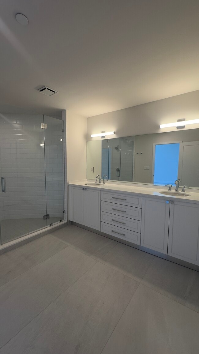 680 NE 64th St in Miami, FL - Foto de edificio - Building Photo