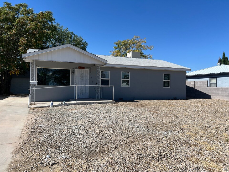 1023 Vista Grande Dr NW in Albuquerque, NM - Building Photo