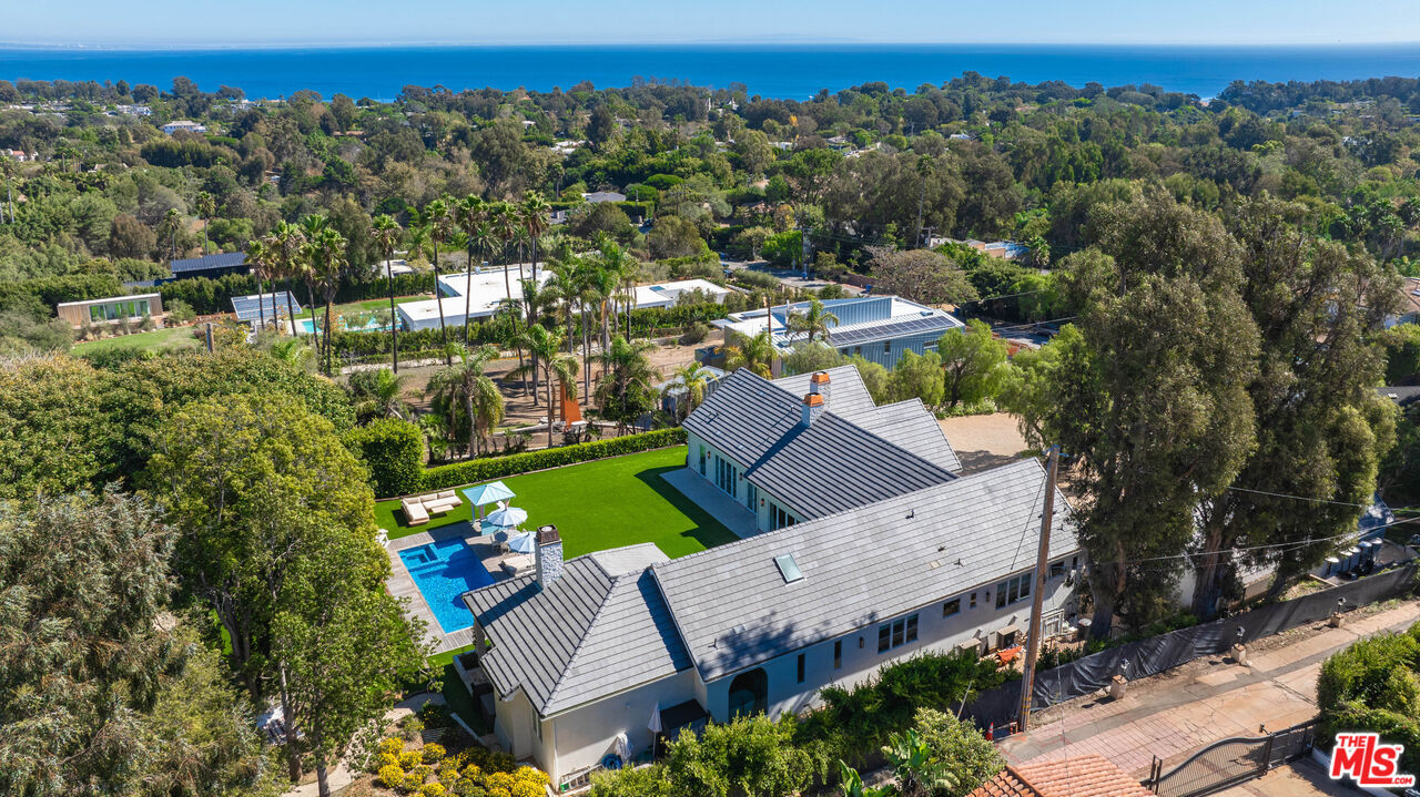 28861 Selfridge Dr in Malibu, CA - Foto de edificio