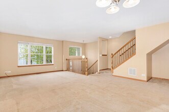 562 Lincoln Station Dr in Oswego, IL - Building Photo - Building Photo