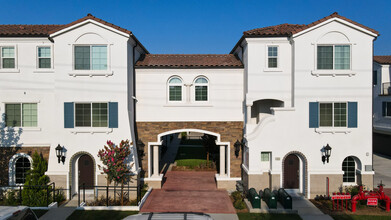 Erie Luxury Townhomes in Pomona, CA - Foto de edificio - Building Photo