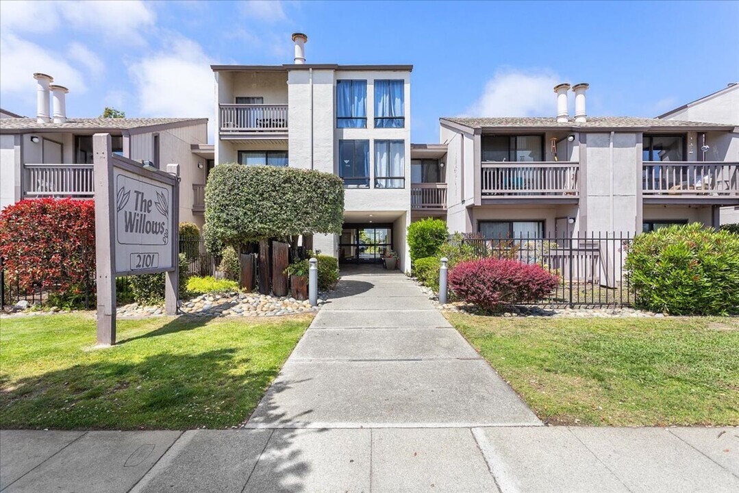 2101 Shore Line Dr in Alameda, CA - Building Photo