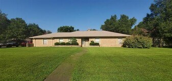 128 Royal Ln in Commerce, TX - Building Photo