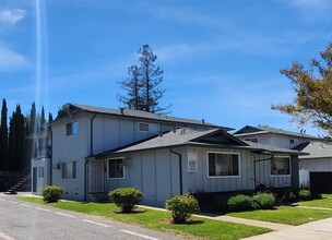 1240 Juniper Dr in Gilroy, CA - Building Photo - Building Photo