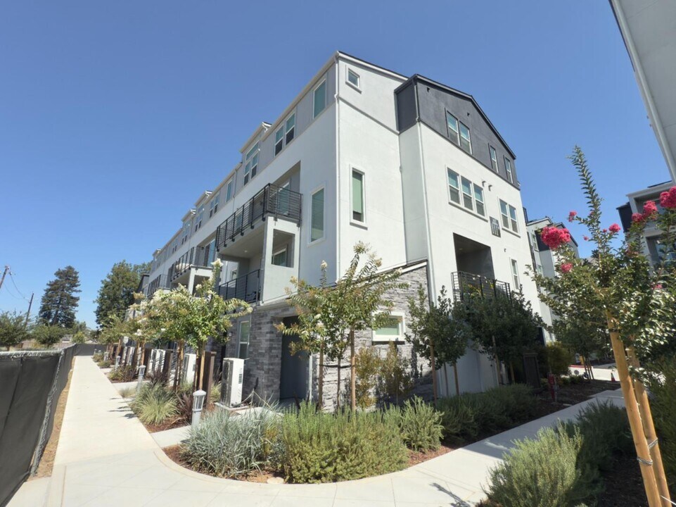 587 Redberry Wy in San Jose, CA - Building Photo