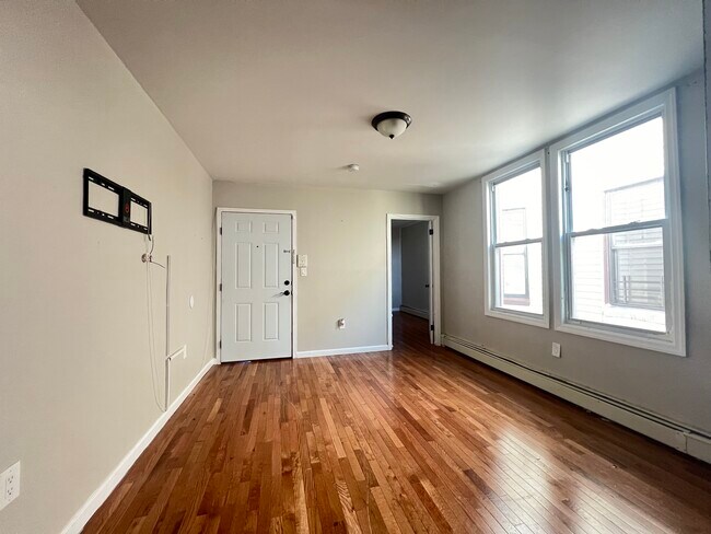 138 Wilkinson Ave, Unit 2R in Jersey City, NJ - Foto de edificio - Building Photo