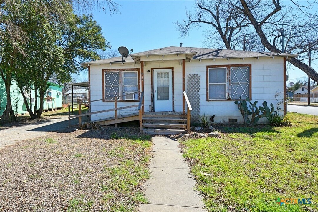 910 Pine St in New Braunfels, TX - Building Photo