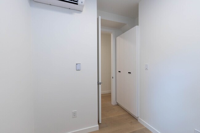 60 Jones Av in Toronto, ON - Building Photo - Building Photo