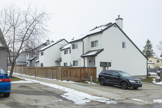 16 Ranchview Terr NW in Calgary, AB - Building Photo - Building Photo