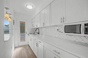 60 NW 79th St, Unit 10 in Miami, FL - Building Photo