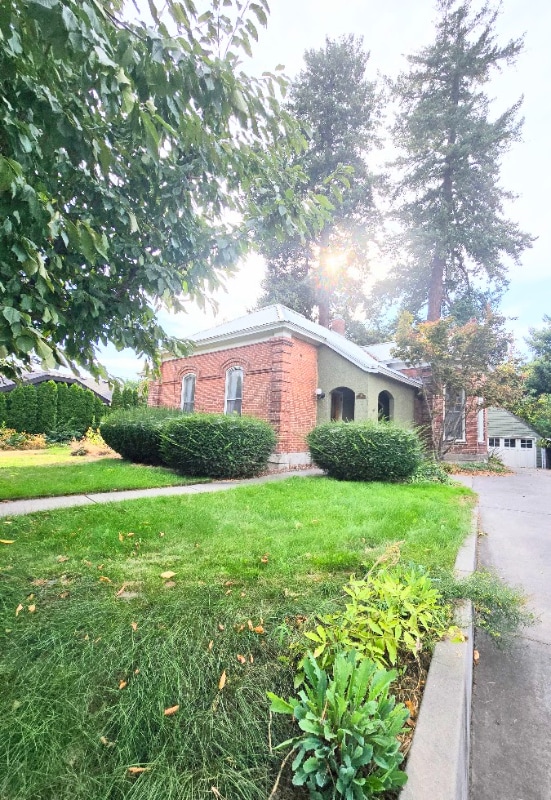 property at 10 S Bellevue Ave