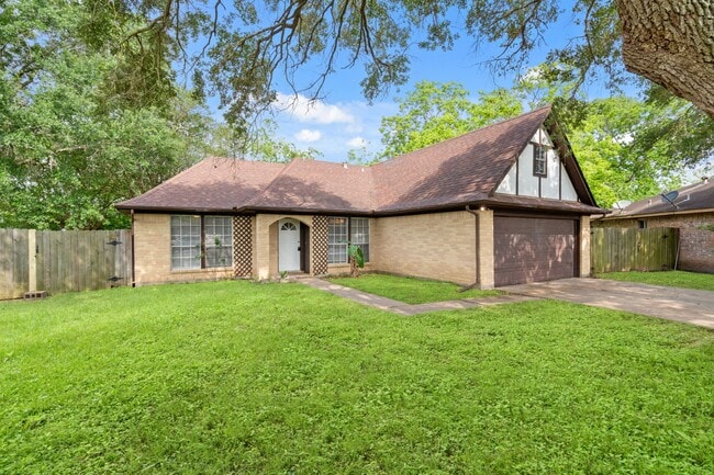 2220 Spruce Dr in Rosenberg, TX - Building Photo - Building Photo